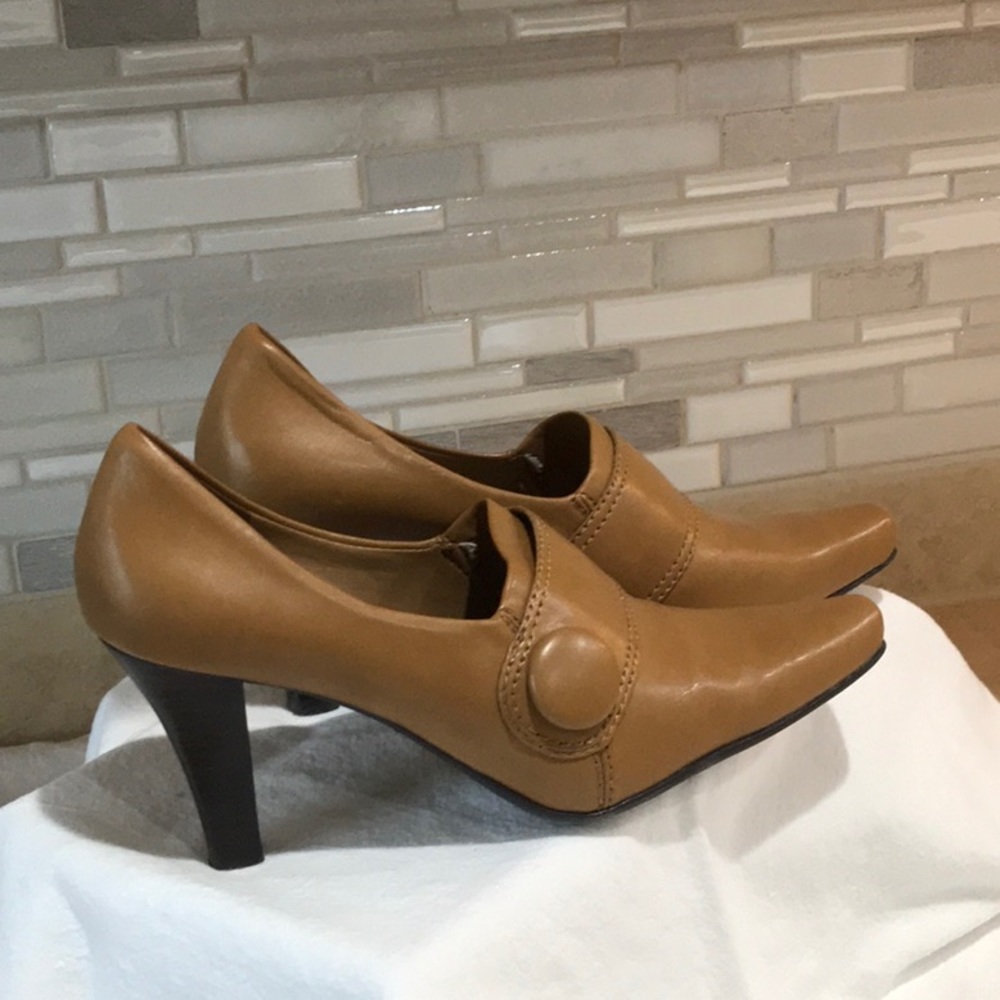 Brand new high heel shoes !!